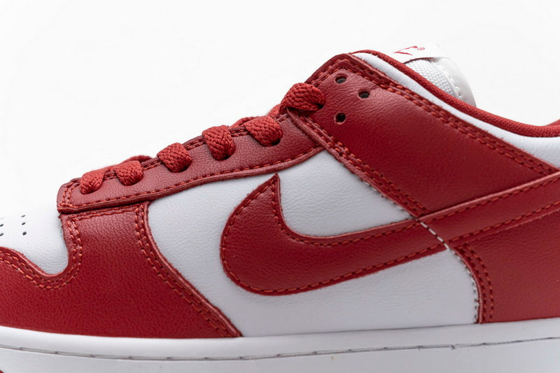 Nike SB Dunk 'University Red'