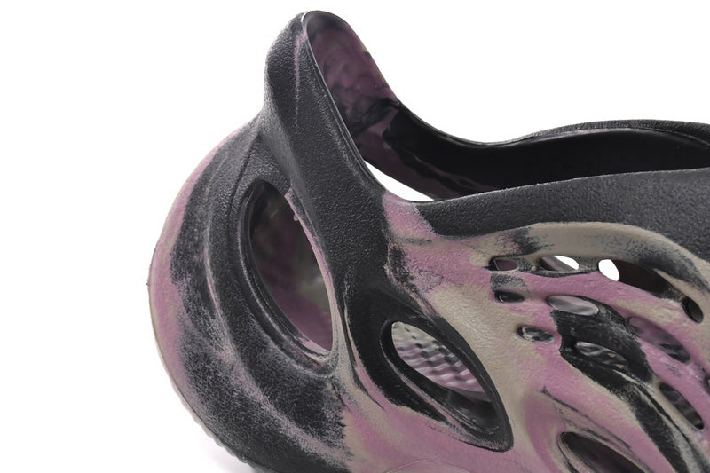 Yeezy Foam Runner Mx Carbon in Purple